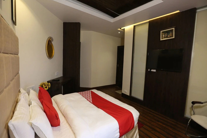 Room 5 of 16