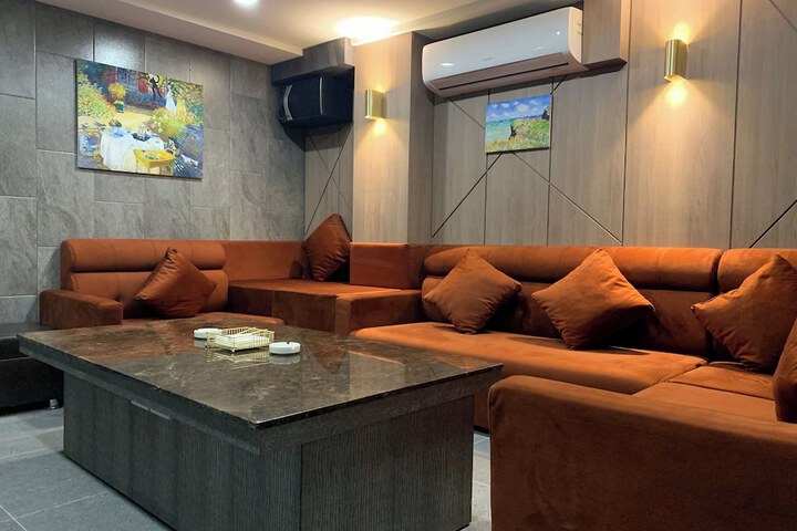 Lounge 44 of 60