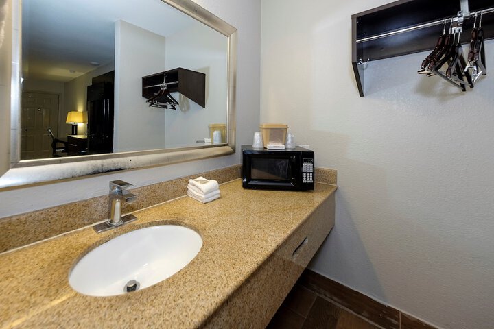 ADA Accessible Deluxe King with Roll in Shower (7 of 24)
