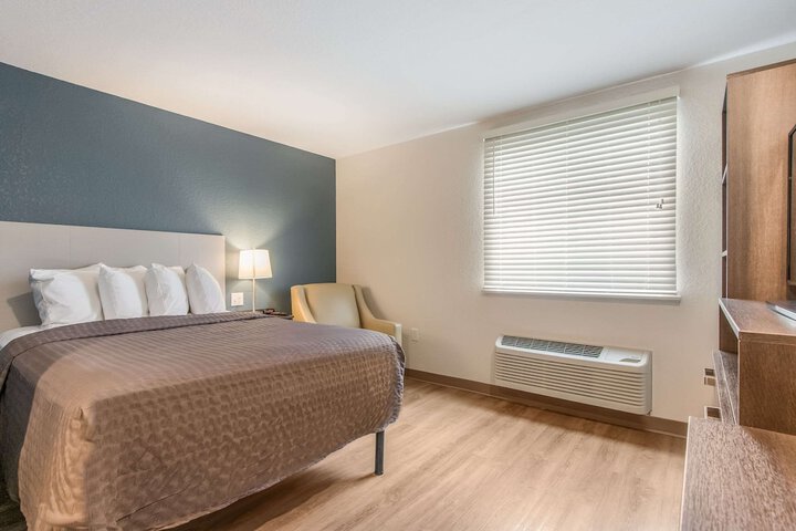 1 Queen Bed (15 of 19)