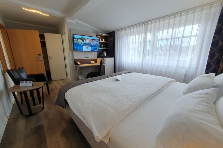 Room 16 of 40