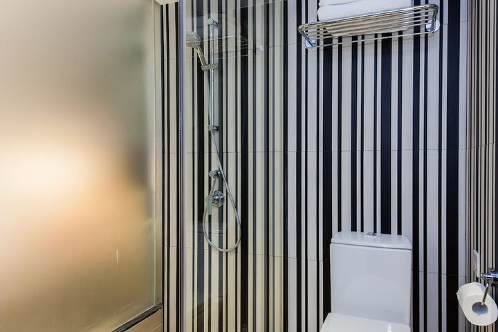 Room 25 of 37