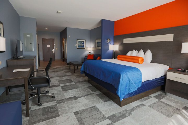 1 King Bed Pillowtop Bed 40 Inch LCD TV, Microwave and Refrigerator Full Breakfast (3 of 18)