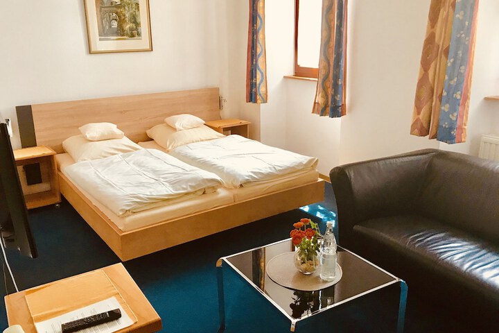 Room 10 of 85