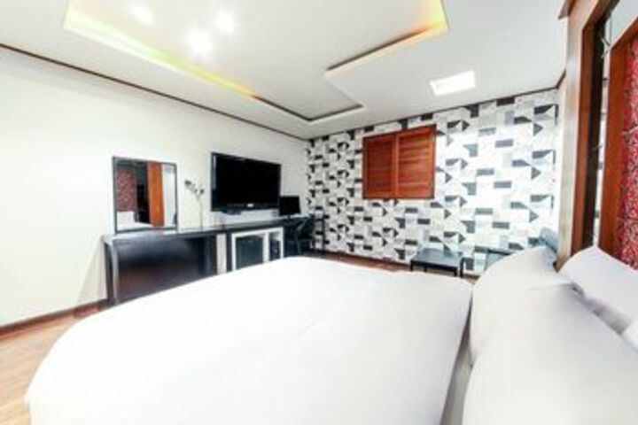 Room 8 of 17