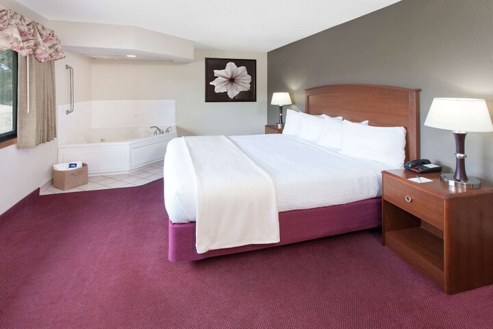 1 King Bed Efficiency (29 of 32)