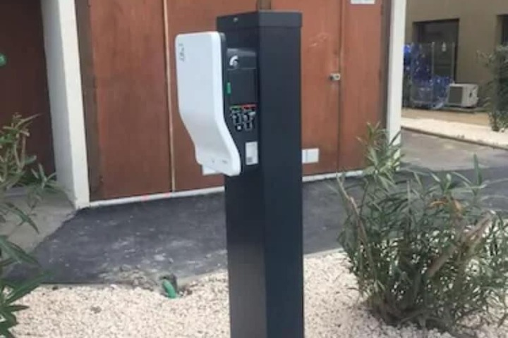 Check-in/check-out kiosk