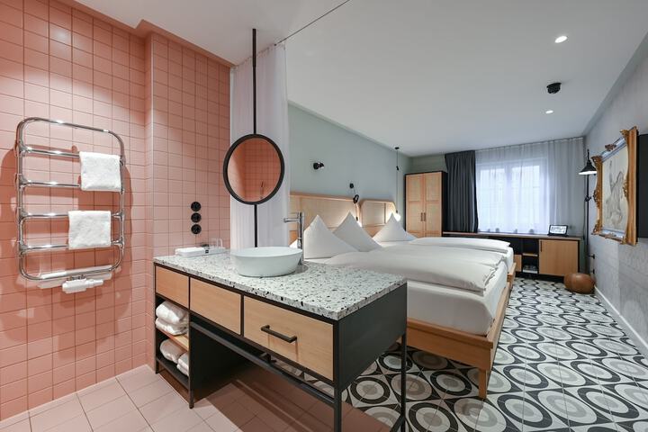 Room 73 of 134