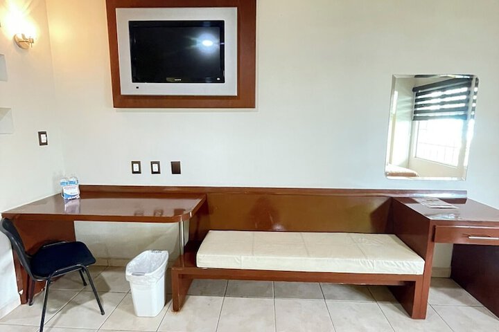 Room 6 of 15
