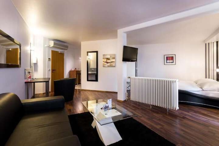 Room 9 of 33
