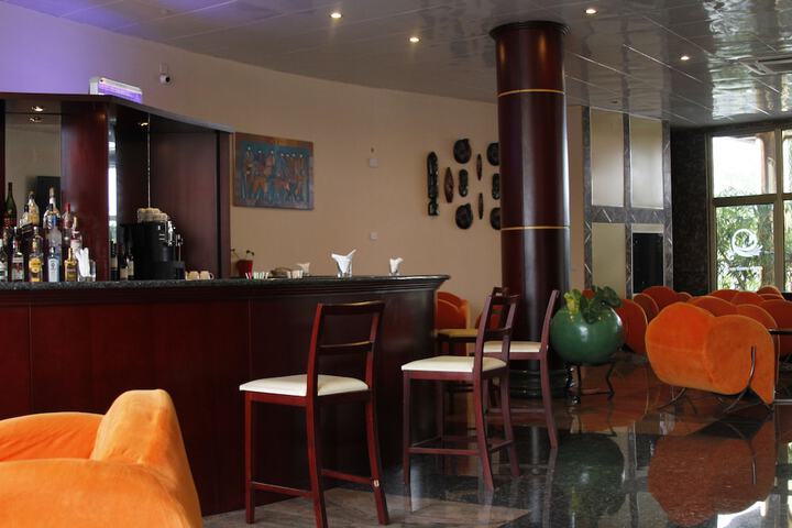 Lounge 28 of 34