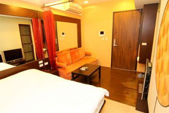 Room 9 of 14