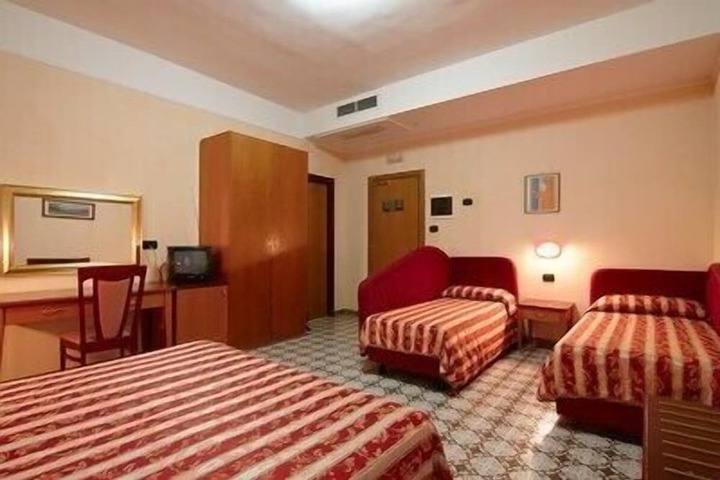 Room 8 of 16
