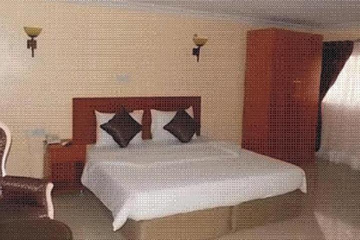 Room 14 of 34