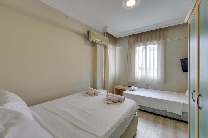 Room 28 of 102