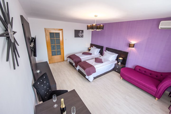 Room 5 of 25
