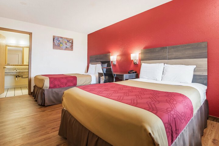 1 Queen Bed (6 of 22)
