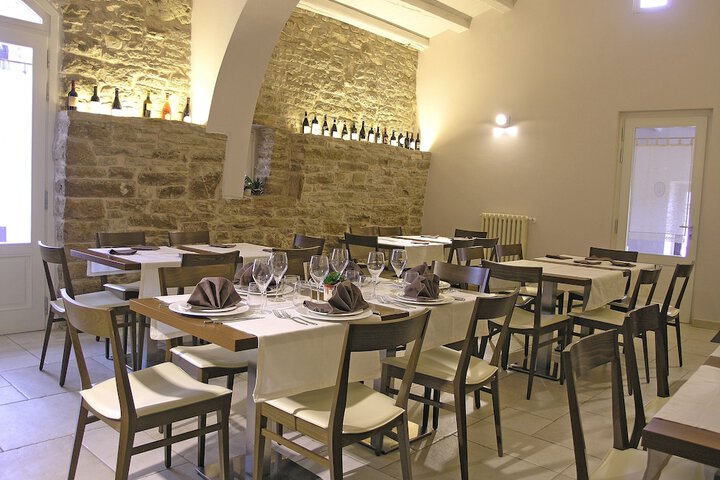 Dining 4 of 28
