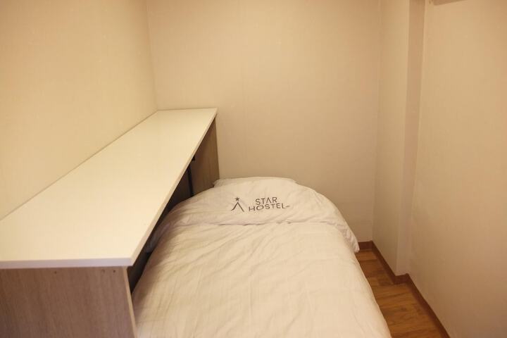 Room 17 of 46