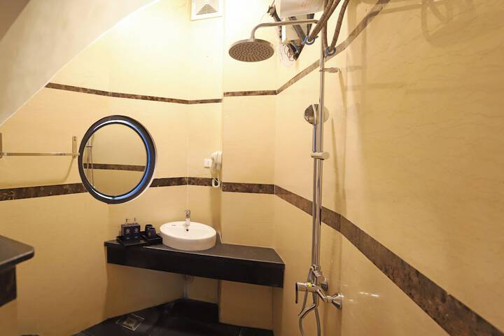 Room 68 of 242