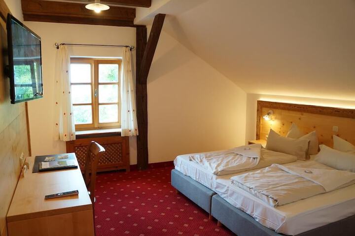Room 2 of 32