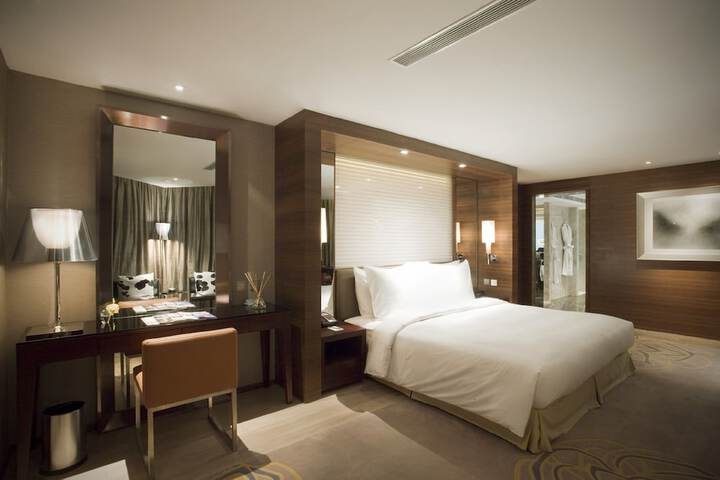 Room 14 of 37
