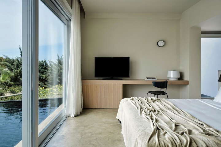 Room 42 of 215