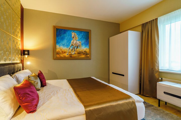Room 2 of 95