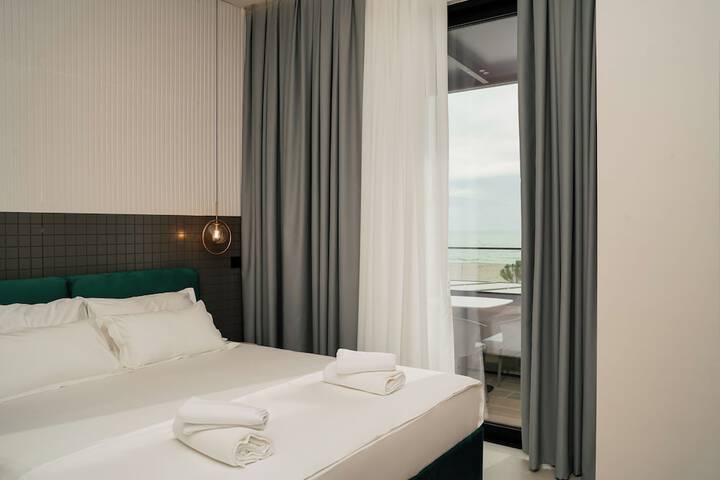 Room 33 of 177