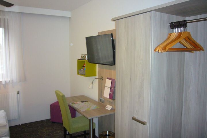 Room 6 of 10