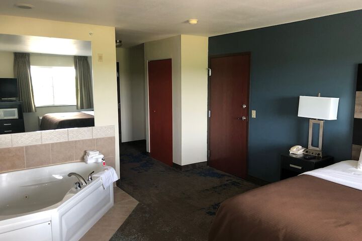 1 King Bed (3 of 5)