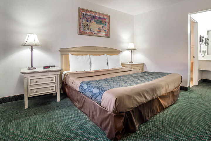 Room 4 of 28