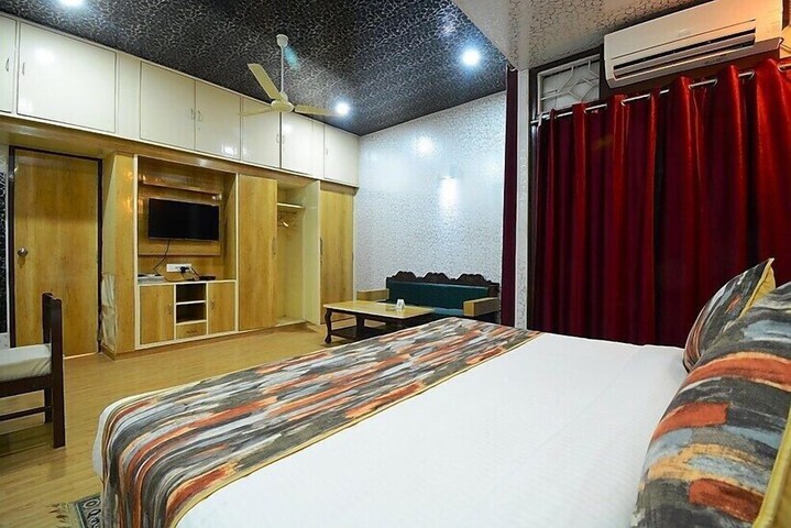 Room 6 of 15