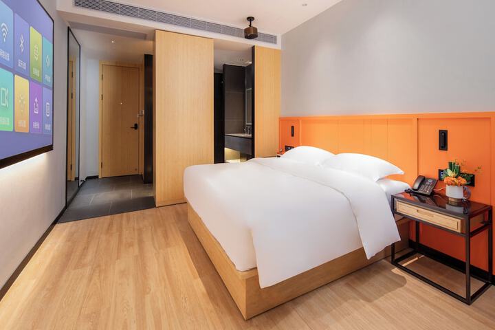 Room 6 of 143