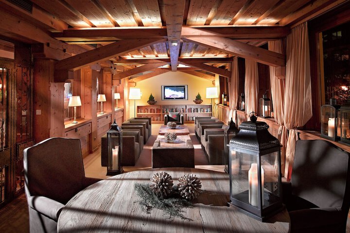Lobby lounge