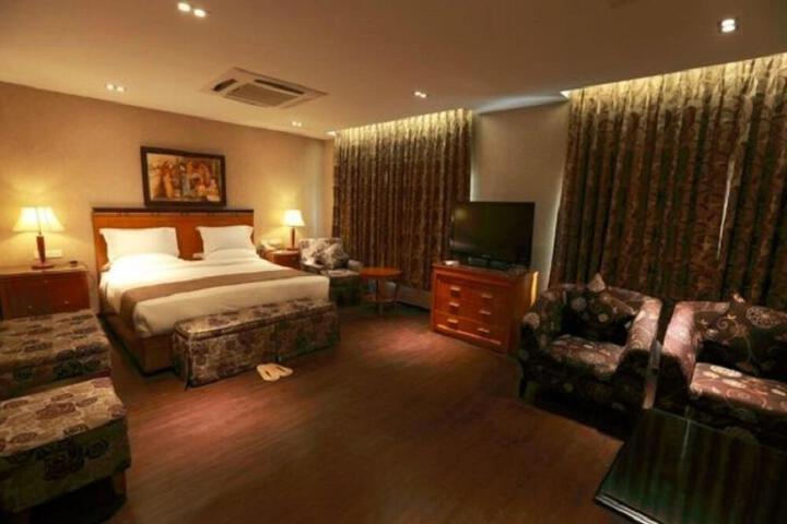 Room 5 of 6