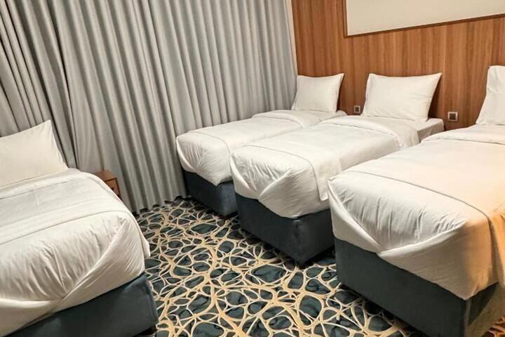 Room 10 of 32