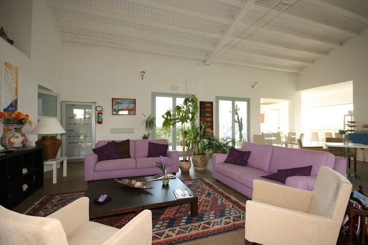 Lounge 65 of 80