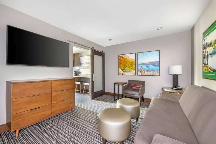 1 Bedroom Suite King Bed Queen Bed Sofa (2 of 10)