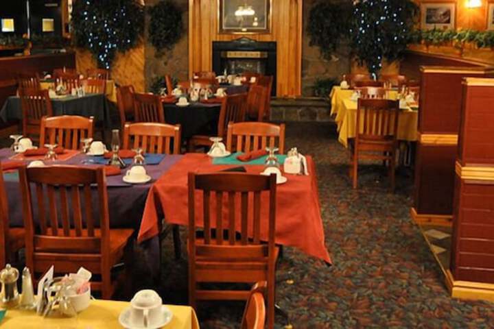 Dining 13 of 16