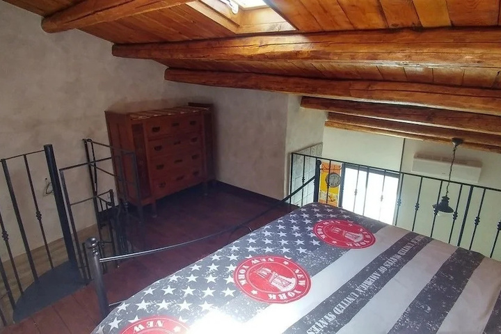 Room 6 of 8