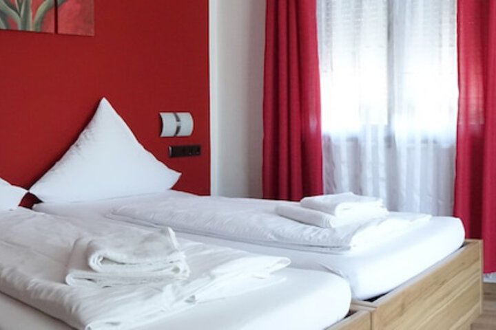 Room 6 of 18
