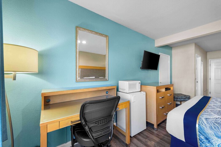 1 King Bed Accessible (2 of 12)