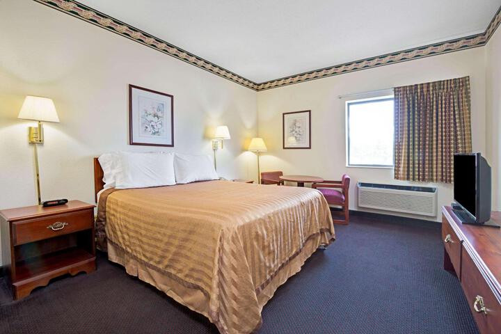 1 Queen Bed Mobility Accessible (16 of 16)