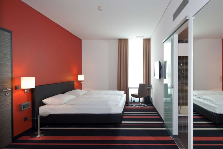 Room 9 of 33