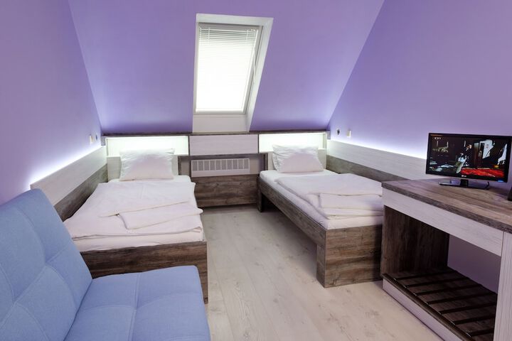 Room 6 of 99