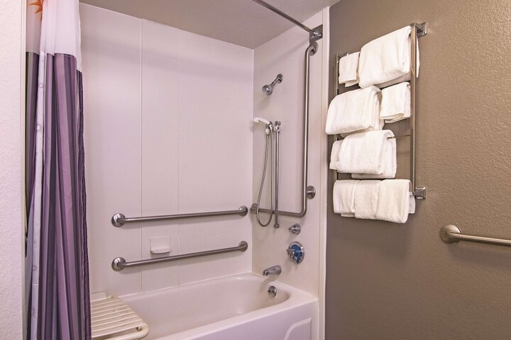 2 Double Beds Mobility Hearing Accessible Room Courtyard View (8 of 13)