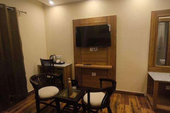 Room 8 of 10
