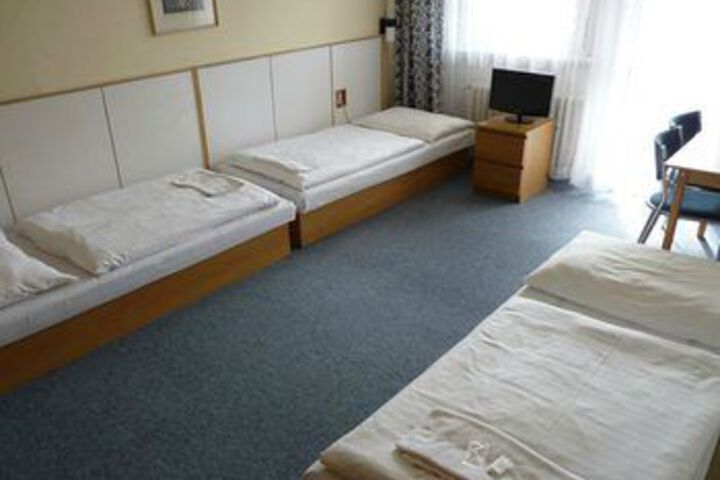 Room 10 of 25