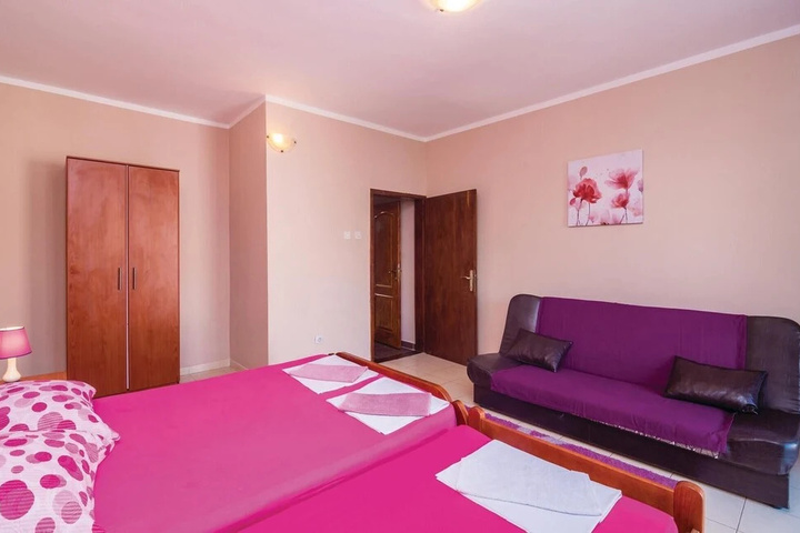 Room 2 of 10
